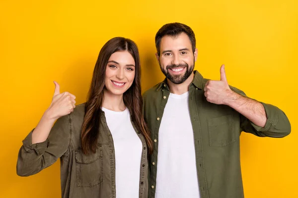 Porträt Von Fröhlichen Freundlichen Menschen Handfinger Zeigen Daumen Nach Oben — Stockfoto