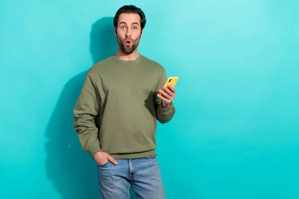 Etkilenmiş Esmer Bir Gencin Fotoğrafı Elinde Telefon Üstünde Haki Rengi — Stok fotoğraf