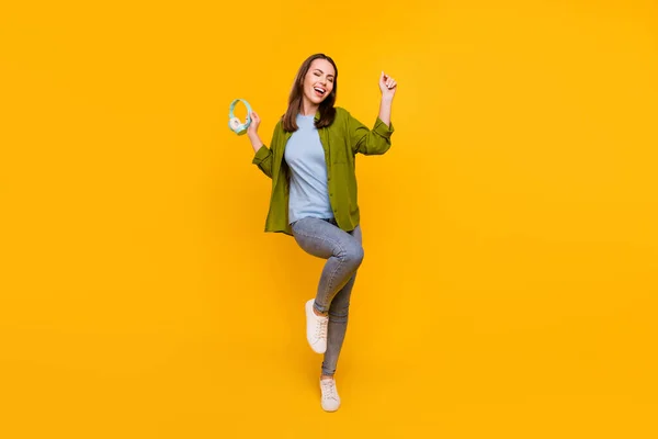 Photo Pretty Adorable Woman Dressed Green Shirt Holding Headphones Dancing — Stock Photo, Image