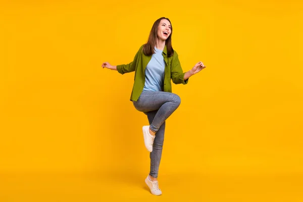 Photo Sweet Adorable Young Woman Dressed Green Shirt Dancing Smiling — Stock Photo, Image