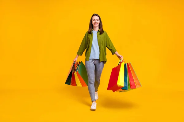 Foto Von Süßen Hübschen Jungen Frau Gekleidet Grünes Hemd Hält — Stockfoto