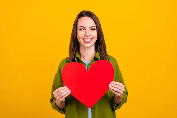 Foto Adorável Muito Jovem Mulher Vestida Camisa Verde Sorrindo Segurando — Fotografia de Stock