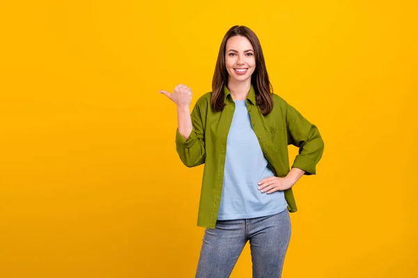 Photo Shiny Adorable Young Woman Dressed Green Shirt Smiling Pointing — Stock Photo, Image