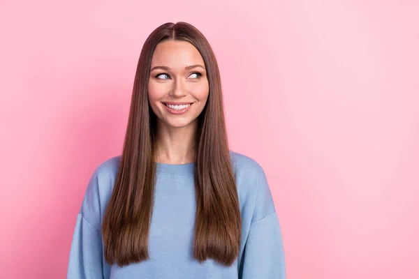 Retrato Atraente Bonito Alegre Morena Namorada Olhando Para Lado Cópia — Fotografia de Stock