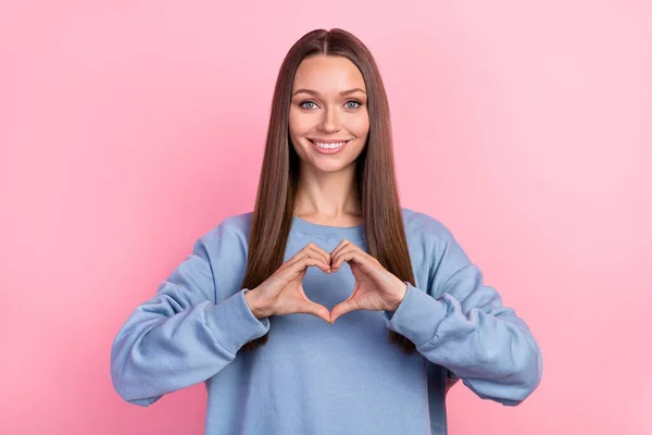 Portrét Atraktivní Holčičí Veselá Dívka Ukazující Srdce Symbol Láska Izolované — Stock fotografie