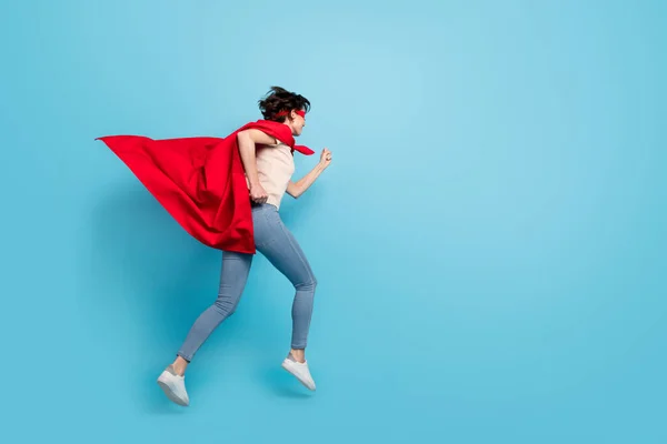 Foto Comprimento Total Mulher Muito Forte Usar Capa Vermelha Saltando — Fotografia de Stock