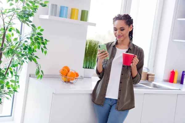 Foto Adorable Encantadora Joven Surfeando Las Redes Sociales Disfrutar Deliciosa — Foto de Stock