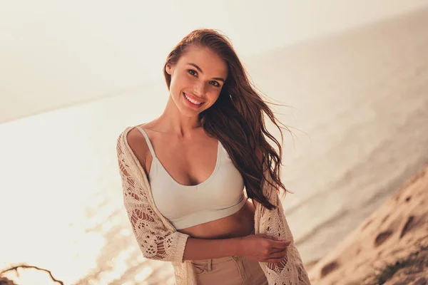 若い魅力的な女の子の写真幸せな肯定的な笑顔夏の天気海辺の休暇屋外 — ストック写真