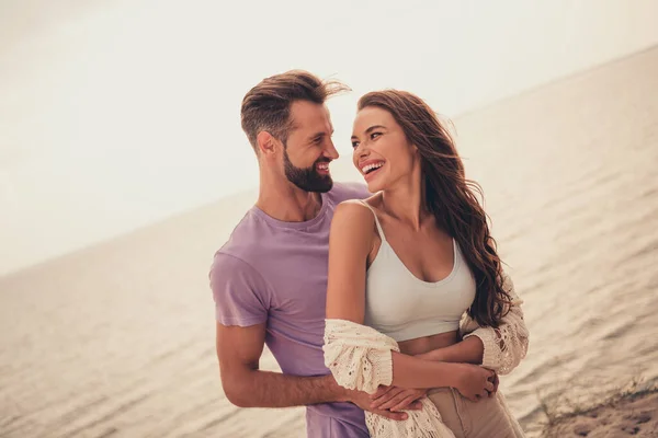 Foto Pareja Alegre Joven Feliz Sonrisa Positiva Abrazar Romántica Sentimientos —  Fotos de Stock