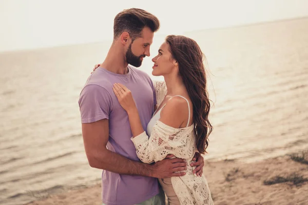 Portret Van Twee Aantrekkelijke Vrolijke Mensen Die Vrije Tijd Doorbrengen — Stockfoto