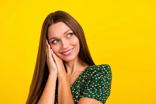 Retrato Adorável Alegre Senhora Mãos Sob Sorriso Bochecha Olhar Interessado — Fotografia de Stock