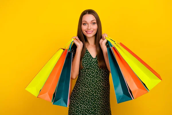 Foto Positiva Trevliga Dam Händer Hålla Paket Toothy Leende Isolerad — Stockfoto