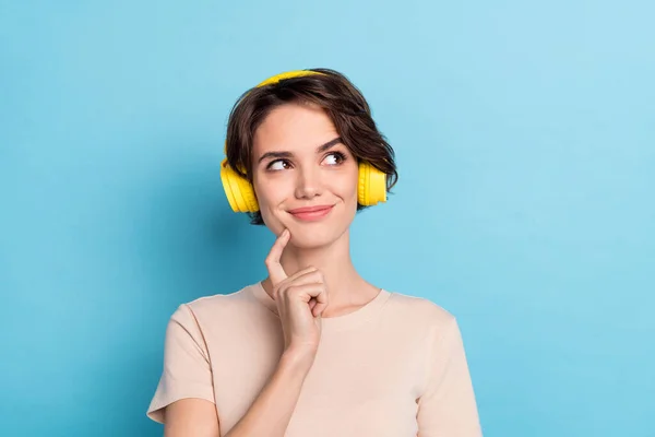 Foto Von Nachdenklichen Hübsche Frau Tragen Beige Shirt Kopfhörer Genießen — Stockfoto