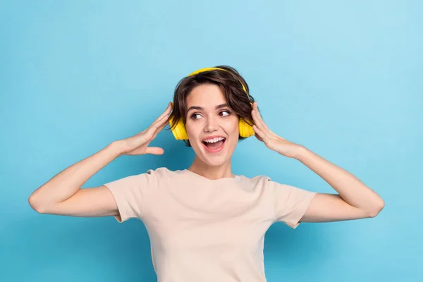 Foto Glänsande Upphetsad Kvinna Bära Beige Shirt Hörlurar Njuter Musik — Stockfoto