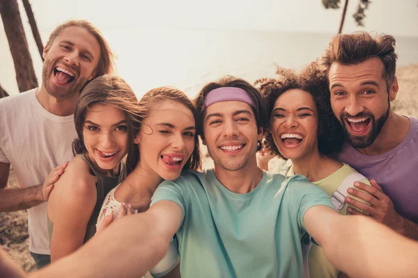 Foto Jovens Amigos Alegres Sorriso Positivo Feliz Divertir Fazer Selfie — Fotografia de Stock