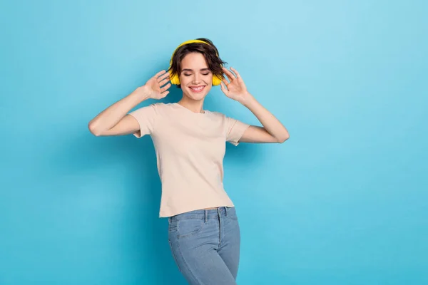 Foto Mujer Dulce Brillante Usar Auriculares Camiseta Beige Disfrutando Música — Foto de Stock