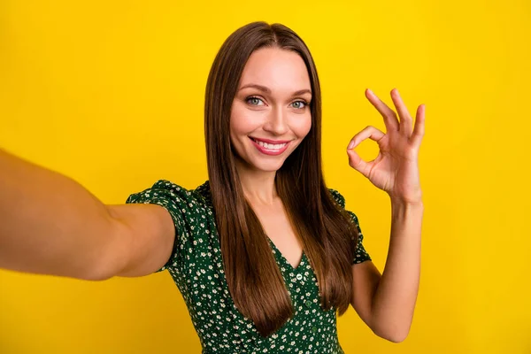 Φωτογραφία Από Ωραία Θετική Κυρία Λάβει Selfie Χέρια Δάχτυλα Αποδείξει — Φωτογραφία Αρχείου