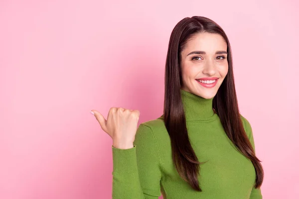 ピンク色の背景に孤立した魅力的な若い幸せな女性のポイント指空の空間情報の写真 — ストック写真