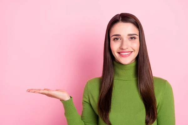 Foto Van Positieve Gelukkige Jonge Charmante Vrouw Houden Hand Lege — Stockfoto