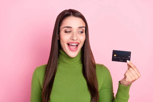Фото Веселої Молодої Щасливої Жінки Тримає Руку Кредитну Картку Посмішки — стокове фото