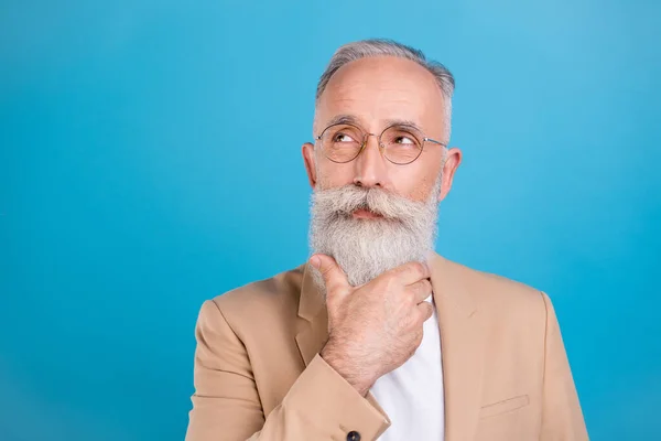 Porträt Eines Gutaussehenden Stilvollen Grauhaarigen Mannes Experte Berührung Bart Overthinking — Stockfoto