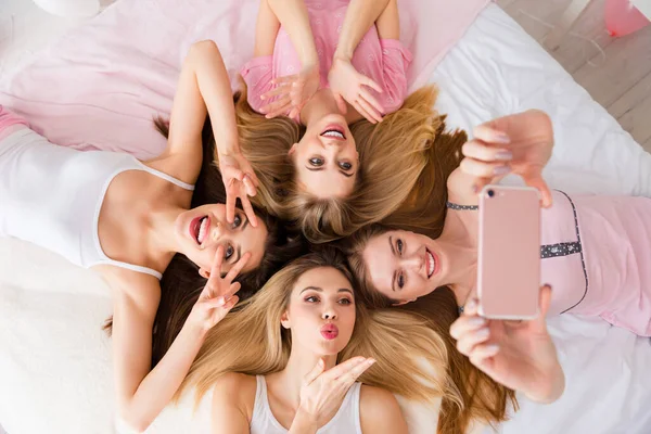 High Angle View Portrait Four Girls Laying White Sheets Make — Stock Photo, Image