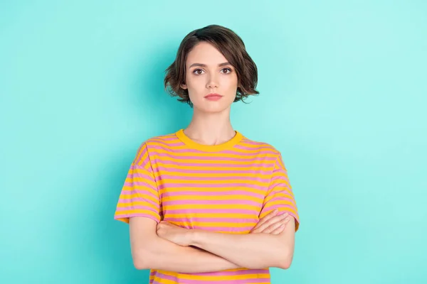 자신감 아가씨가 주황색 티셔츠를 고립된 청록색 배경을 — 스톡 사진