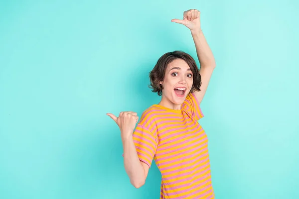 Foto Dama Dulce Impresionada Usar Camiseta Naranja Mirando Pulgares Que — Foto de Stock