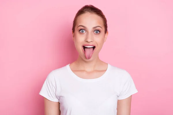 Foto Dulce Niña Joven Vestida Traje Blanco Que Muestra Lengua —  Fotos de Stock