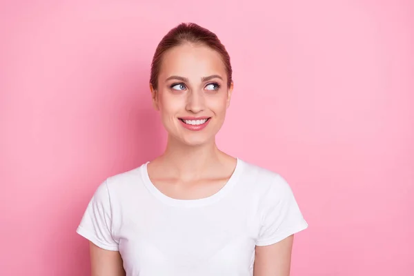 Foto Joven Alegre Mujer Feliz Sonrisa Positiva Sueño Curioso Mirar — Foto de Stock