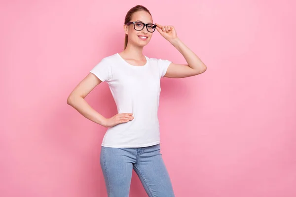 若い女性の写真幸せな正笑顔手タッチ眼鏡インテリジェントピンク色の背景に孤立 — ストック写真