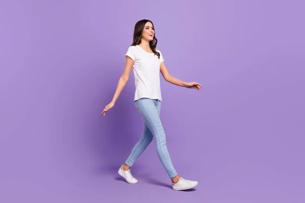 Full Längd Foto Söt Brunett Tusenårig Dam Bära Shirt Jeans — Stockfoto