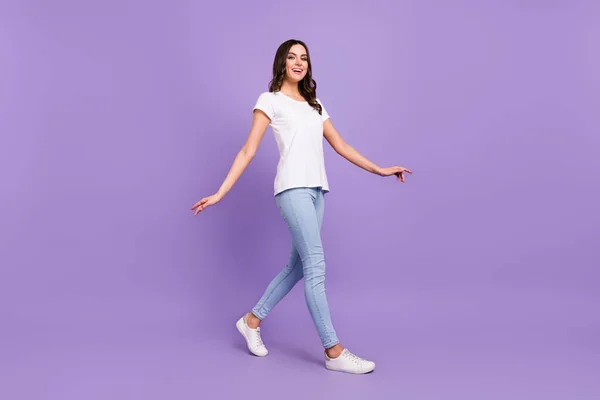 Full Size Foto Funky Bruna Millenaria Signora Andare Indossare Jeans — Foto Stock