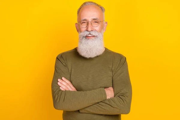 Foto Anciano Fresco Barba Blanca Hombre Cruzó Brazos Usar Gafas — Foto de Stock