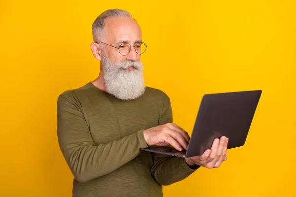 Bild Pensionär Gammal Man Hålla Bärbar Dator Skriva Bära Glasögon — Stockfoto