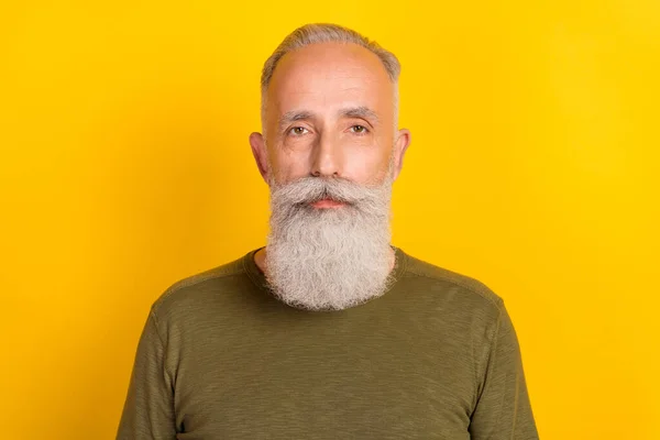 Foto Guapo Viejo Serio Aspecto Tranquilo Cámara Usar Camisa Verde — Foto de Stock