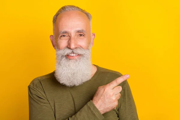 Photo Optimistic Elder White Beard Man Point Empty Space Wear — Stock Photo, Image