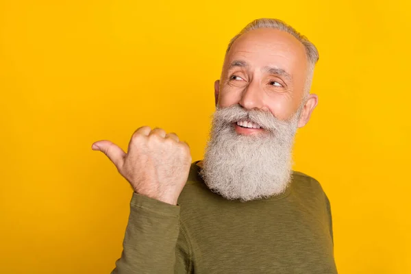 나이든 턱수염 남자의 사진빈 공간에 배경에 고립된 스웨터를 것처럼 보인다 — 스톡 사진