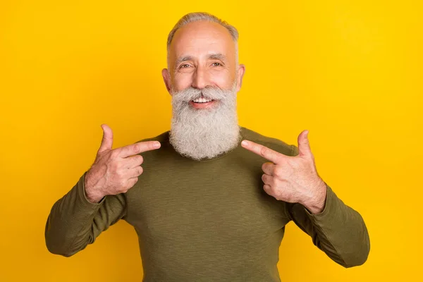 Photo Barbershop Client Grandpa Indicate Fingers Beard Wear Green Shirt — Stock Photo, Image