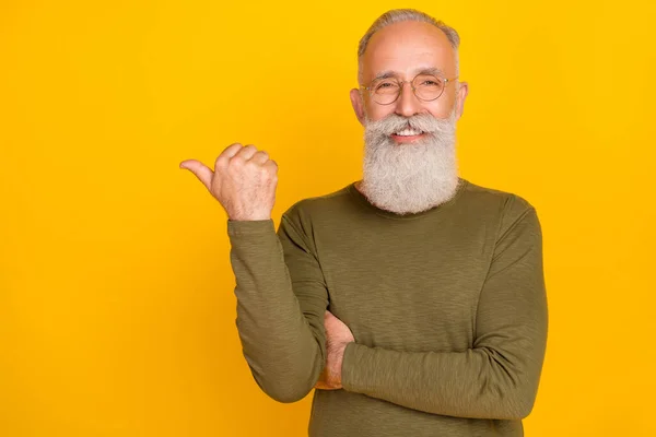 Foto Promotor Gammal Man Indikerar Tumme Tomt Utrymme Bära Glasögon — Stockfoto