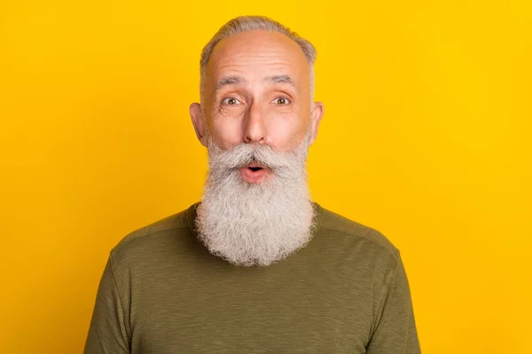 Foto Impressionado Homem Barba Cinza Envelhecido Usar Camisola Verde Isolado — Fotografia de Stock