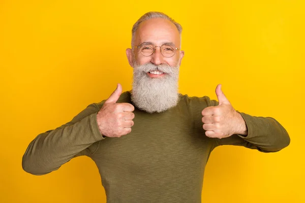 Foto Hombre Barba Gris Envejecido Agradecido Mostrar Pulgar Hacia Arriba — Foto de Stock
