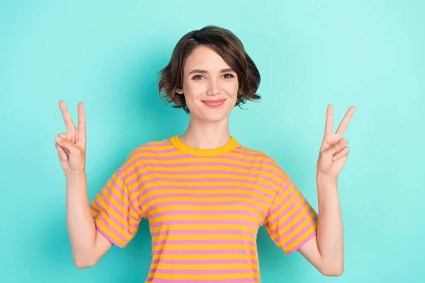 Φωτογραφία Από Αρκετά Γοητευτικό Νεαρή Κοπέλα Φορούν Πορτοκαλί Shirt Χαμογελώντας — Φωτογραφία Αρχείου
