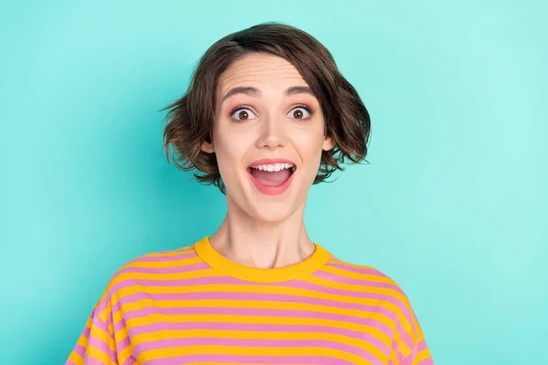 Retrato Atraente Alegre Surpreendido Menina Cabelos Castanhos Grande Reação Notícia — Fotografia de Stock