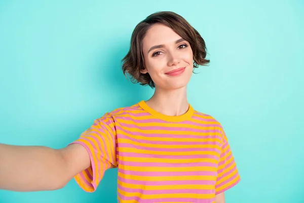 Foto Van Zoete Charmante Jonge Dame Dragen Oranje Shirt Opname — Stockfoto