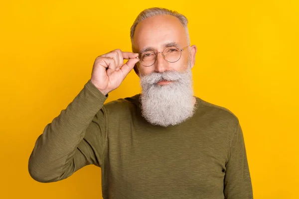 Foto Smart Åldrat Vitt Skägg Man Touch Glasögon Grön Tröja — Stockfoto