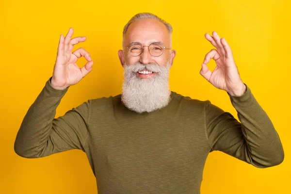 Foto Abuelo Guapo Confiable Mostrar Signos Okey Usar Gafas Camisa —  Fotos de Stock