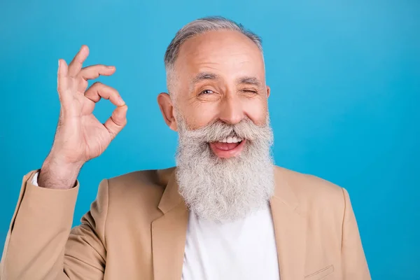 Retrato Hombre Guapo Alegre Pelo Gris Que Muestra Anuncio Guiño —  Fotos de Stock