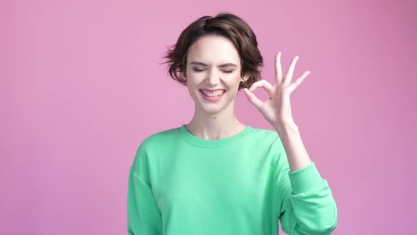 Lady Make Okay Znak Oferują Dobre Reklamy Odizolowane Pastelowe Tło — Wideo stockowe