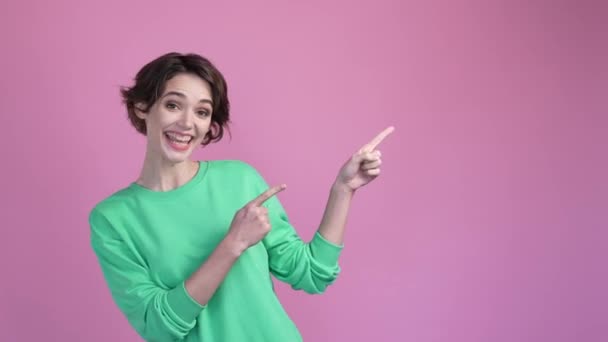 Lady Bieden Advertenties Lege Ruimte Duim Omhoog Teken Geïsoleerde Pastel — Stockvideo